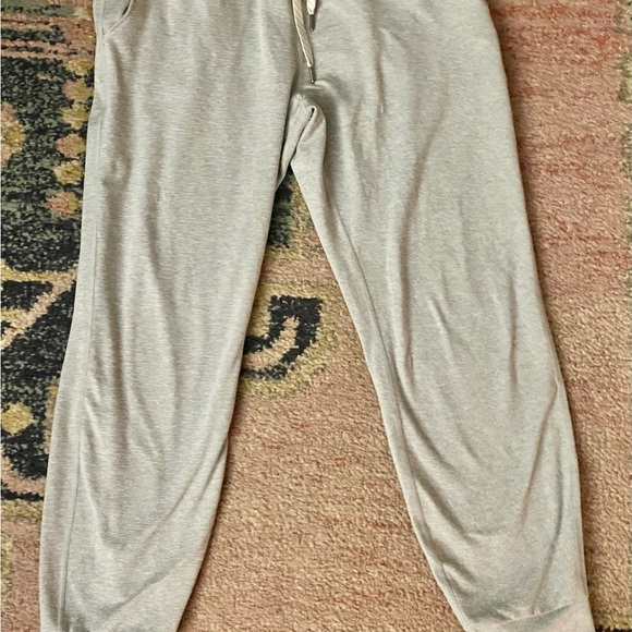 VUORI pale heather grey Performance Jogger
DreamKnit™ Joggers
NEW no tags XS - Picture 7 of 9